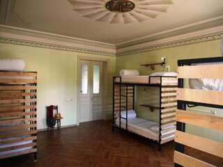 Хостелы Hostel Vagabonde Кутаиси Кровать в общем номере для мужчин и женщин с 10 кроватями-1
