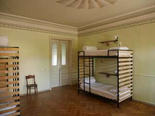 Хостелы Hostel Vagabonde Кутаиси Кровать в общем номере для мужчин и женщин с 10 кроватями-9