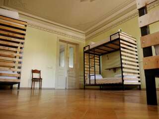 Хостелы Hostel Vagabonde Кутаиси Кровать в общем номере для мужчин и женщин с 10 кроватями-10
